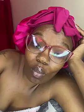 YummyMelanin117 live sex cam