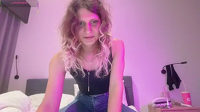 AlicePinkhead live sex cam