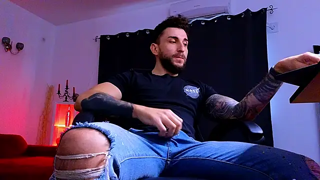 MightyAaron66 live sex cam