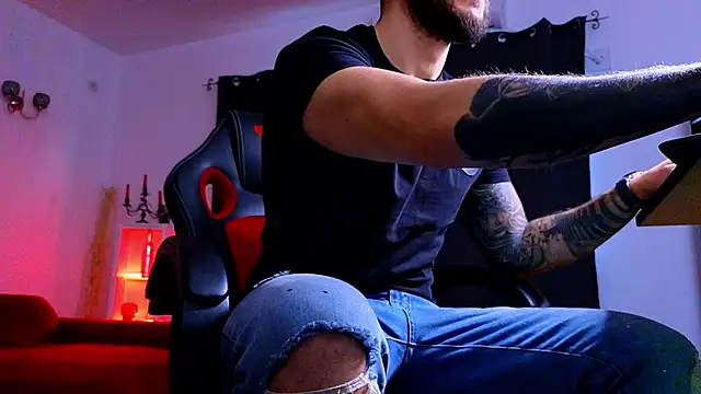 MightyAaron66 live sex cam