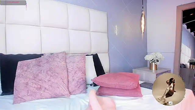 SaraMonroe1 live sex cam
