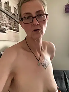 Curvy-Jinx live sex cam