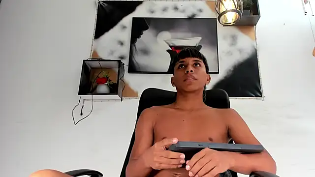 tyler_twink_boy's cam snapshot