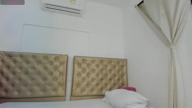 Alessiiaa_ live sex cam