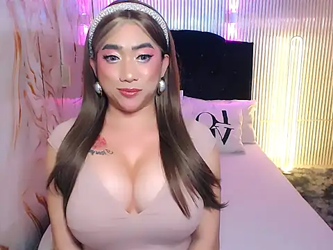 QueenMickaliciousz live sex cam