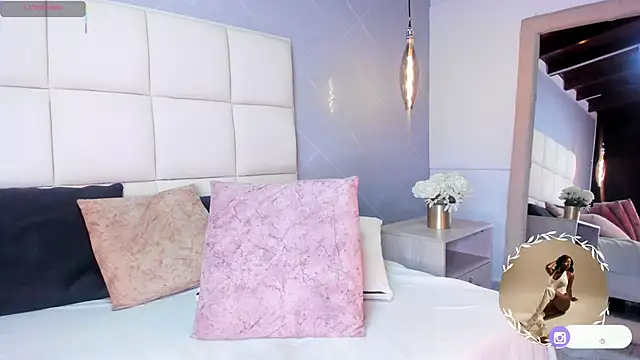 SaraMonroe1 live sex cam