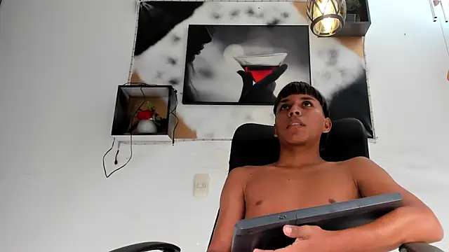 tyler_twink_boy's cam snapshot