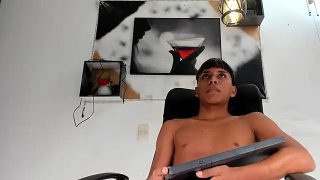 tyler_twink_boy's cam snapshot