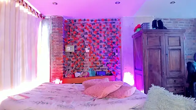 LaGoldenBitch live sex cam