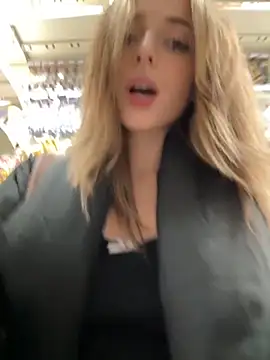 LoraaDoll live sex cam