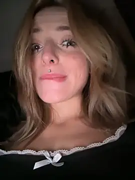 LoraaDoll live sex cam