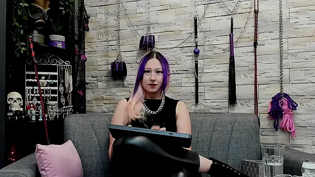 CruelMistress live sex cam