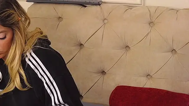 SarahLynz live sex cam