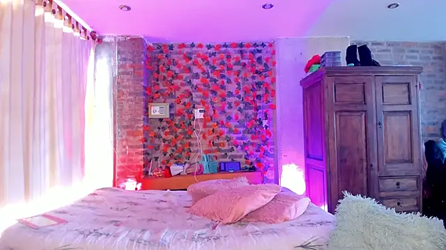 LaGoldenBitch live sex cam