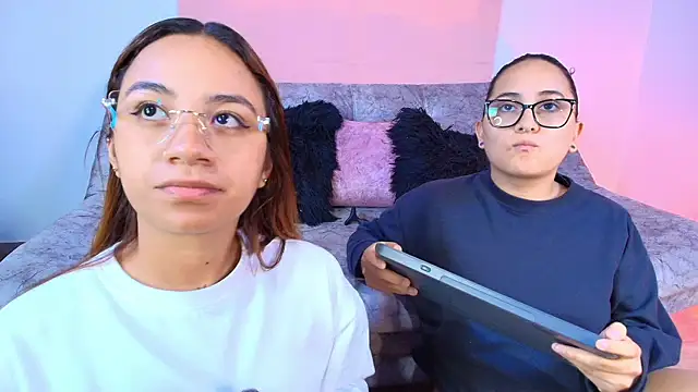 Jules_n_Gia live sex cam