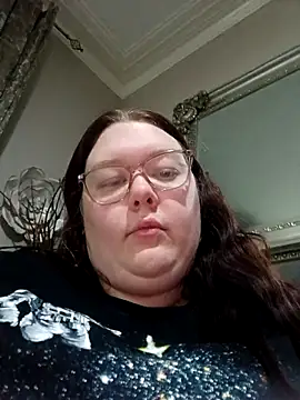 Sexycurvyemilyy live sex cam