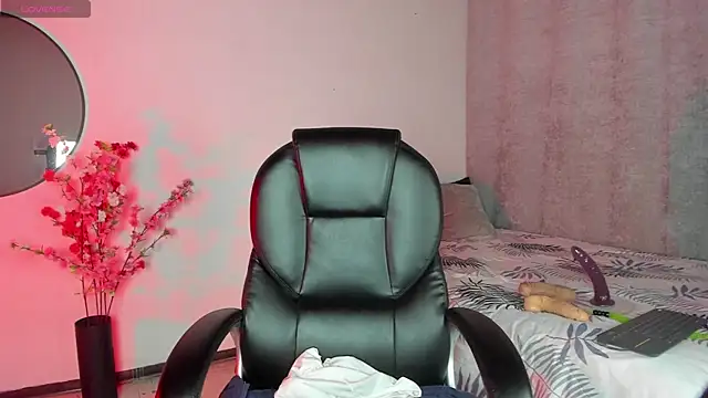 SaraMilf_69 live sex cam