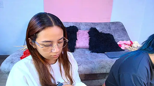 Jules_n_Gia live sex cam