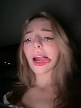 LoraaDoll live sex cam