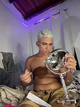 MrLeoLatino live sex cam