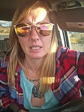 SheIsSomething live sex cam