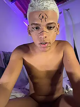 MrLeoLatino's cam snapshot