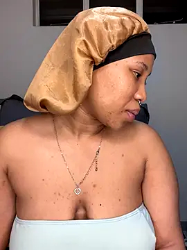 DrippinCaramelCutie live sex cam