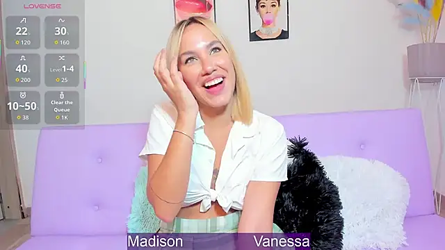 Wetnaughtygirls live sex cam