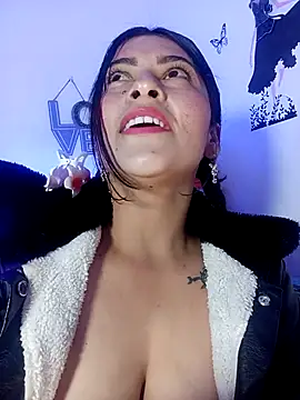 Fox_Roxxan live sex cam