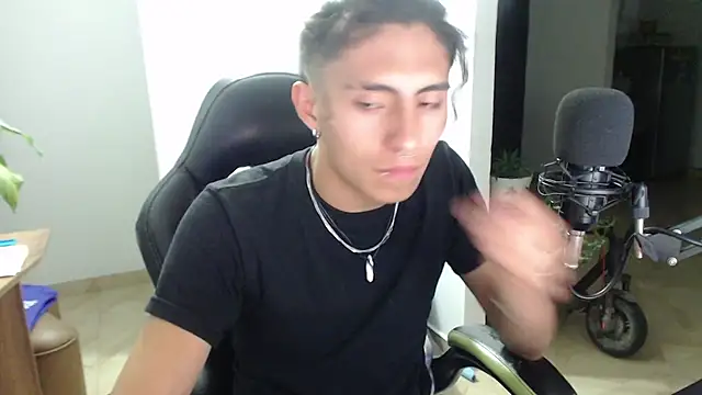 jay_dimarco2's Stripchat show and profile