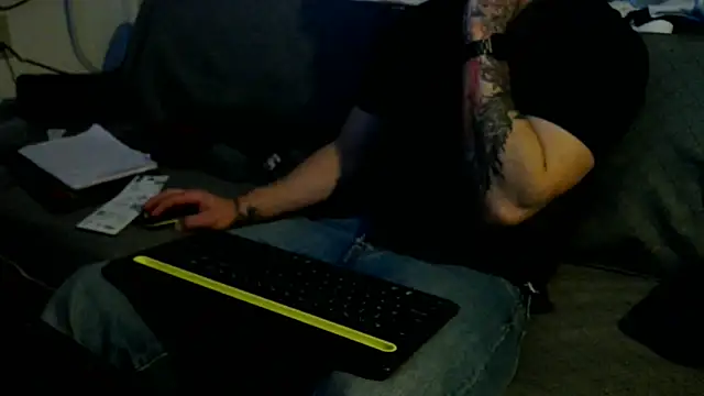 Luv2SuckBWC92 live sex cam