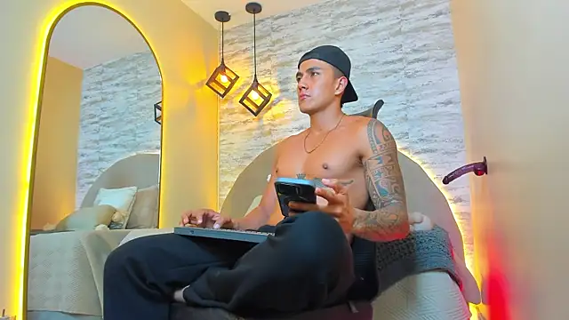 Aron_Bolt live sex cam