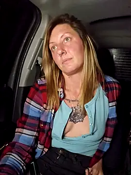 SheIsSomething live sex cam