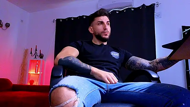 MightyAaron66 live sex cam