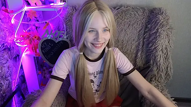 sarakaell's Stripchat show and profile