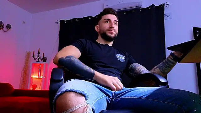 MightyAaron66 live sex cam