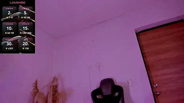 carolinemiller7 live sex cam