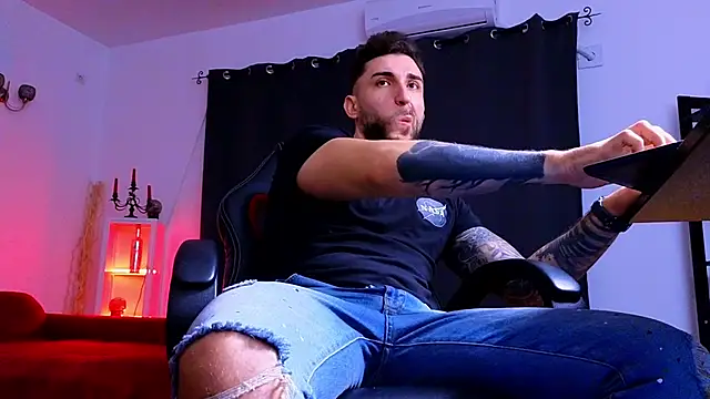 MightyAaron66 live sex cam