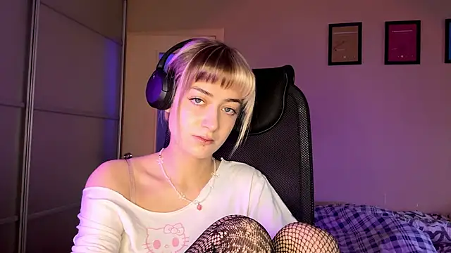 EmilySkyline's cam snapshot