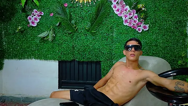 ZafiroAndFlynn live sex cam