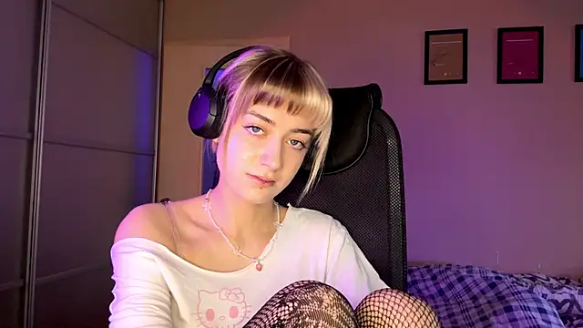 EmilySkyline's cam snapshot