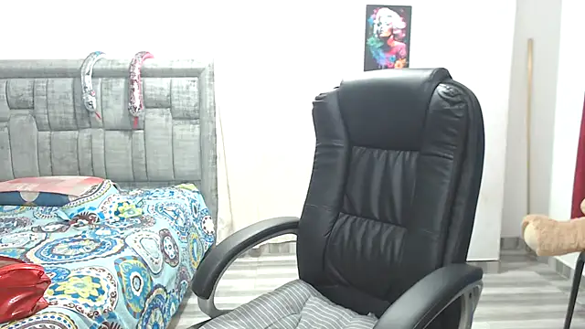 LAURA_CRAIZY's cam snapshot