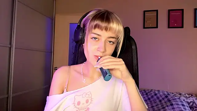 EmilySkyline's cam snapshot