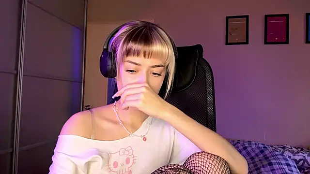 EmilySkyline's cam snapshot