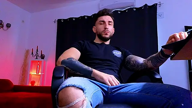 MightyAaron66 live sex cam