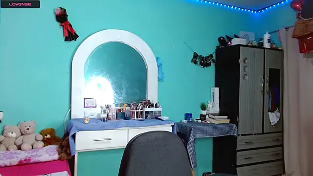 sensitive_brunette's Stripchat show and profile