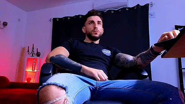 MightyAaron66 live sex cam