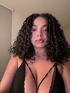 Curlyierr live sex cam
