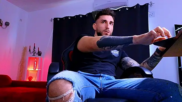 MightyAaron66 live sex cam