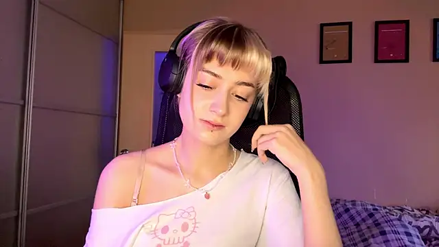 EmilySkyline's cam snapshot